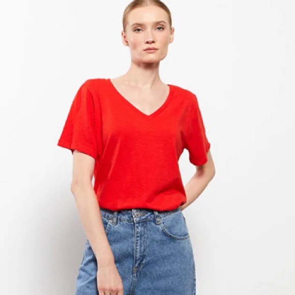 Aritzia Tops - NEW⭐️Aritzia Babaton red foundation v nevk❤️